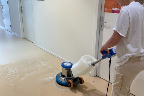 Een Stralende Transformatie: Het Herstellen van een Verwaarloosde Linoleum Vloer