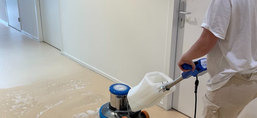 Een Stralende Transformatie: Het Herstellen van een Verwaarloosde Linoleum Vloer