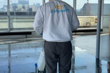 Koen de Poetskampioen is een linoleum vloer aan het reinigen Koen de Poetskampioen is een linoleum vloer machinaal aan het reinigen.