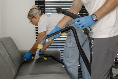 Koen de Poetskampioen bankstel laten reinigen Koen de Poetskampioen bankstel reinigen foto