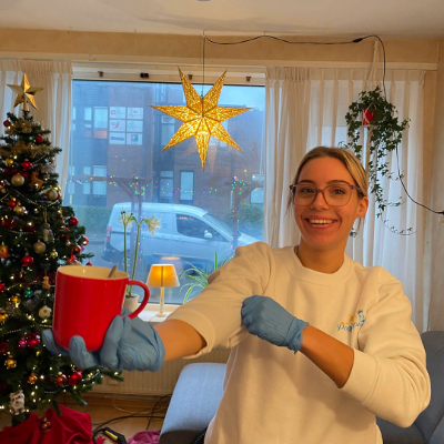 Een lachende medewerker van Koen de Poetskampioen