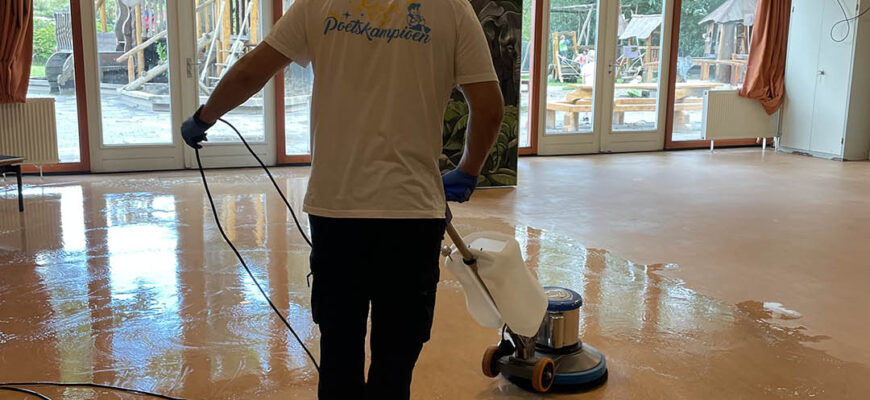 Linoleum vloeronderhoud Groningen Koen de Poetskampioen