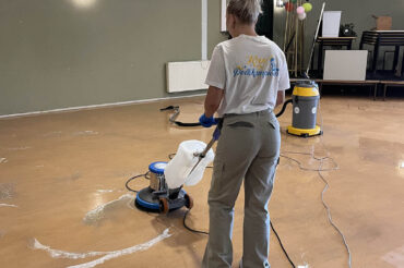 Linoleum vloeronderhoud Groningen Koen de Poetskampioen