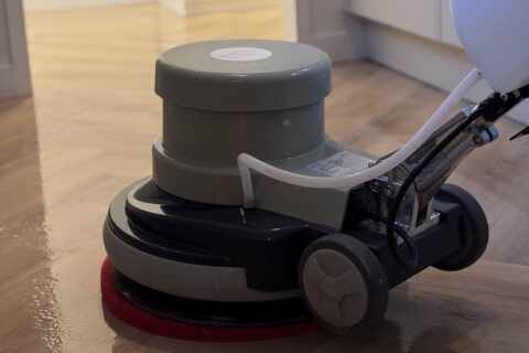 Koen de Poetskampioen reinigt machinaal een PVC vloer bij een klant