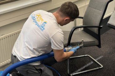 Meubelreiniging bij een bouwbedrijf: frisse bureaustoelen op kantoor