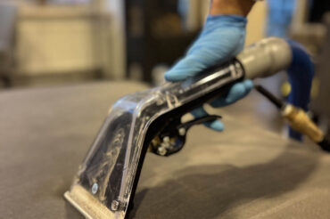 Meubelreiniging conferentiecentrum Koen de Poetskampioen Het reinigen van meubels in een groepsaccommodatie.